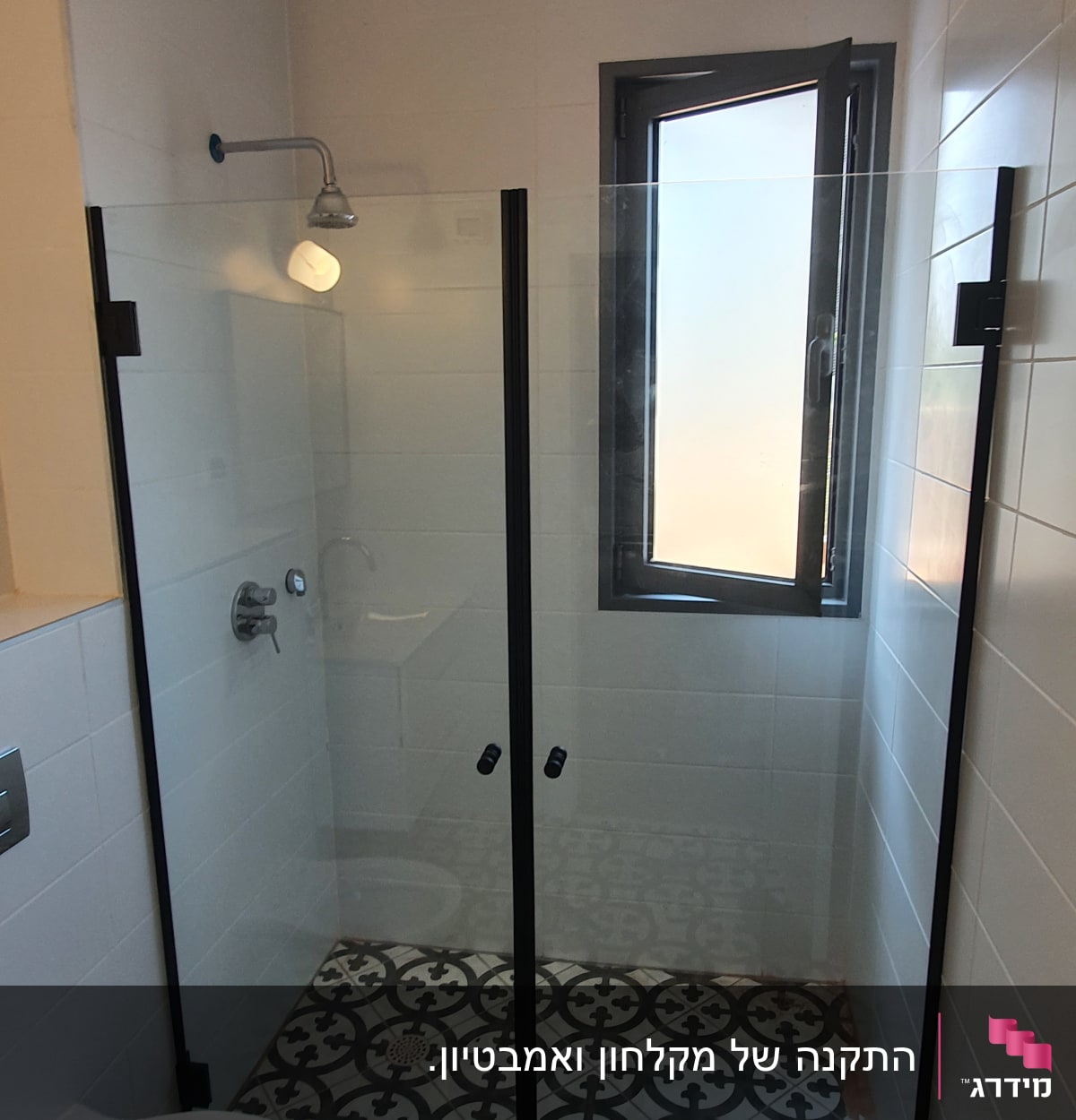 מקלחון זכוכית עם ראש מקלחת וקיר אריחים לבנים